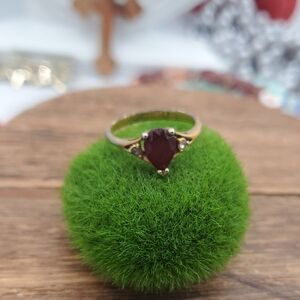 Avon Elegant Gold Tone Ring with Red Gemstone Size 8 R802